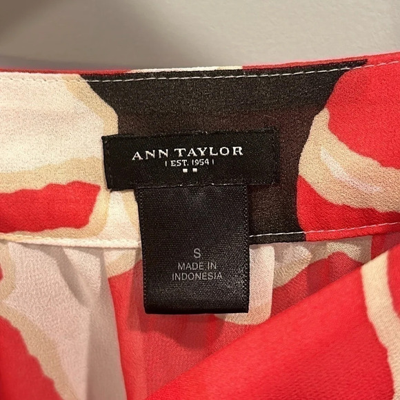 Ann Taylor - Red Poppy  Design short sleeve chiffon top. Size S - Picture 2 of 6
